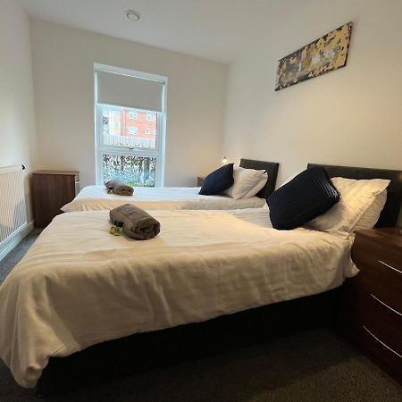 2 Double Beds Or 4 Singles, 2 Bathrooms, Free Parking, Smart Tv'S, Close To Gunwharf Quays, Beach & Historic Dockyard Portsmouth Buitenkant foto