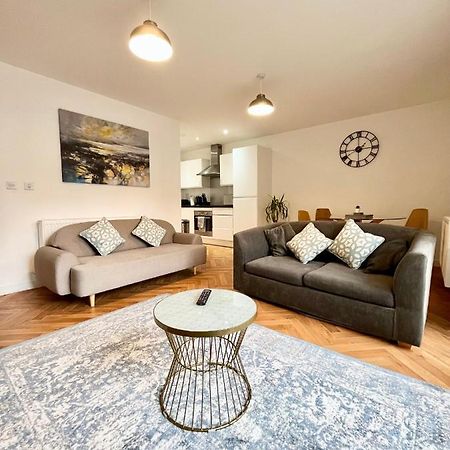 2 Double Beds Or 4 Singles, 2 Bathrooms, Free Parking, Smart Tv'S, Close To Gunwharf Quays, Beach & Historic Dockyard Portsmouth Buitenkant foto