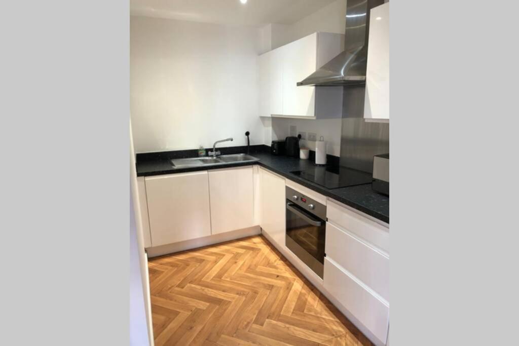2 Double Beds Or 4 Singles, 2 Bathrooms, Free Parking, Smart Tv'S, Close To Gunwharf Quays, Beach & Historic Dockyard Portsmouth Buitenkant foto