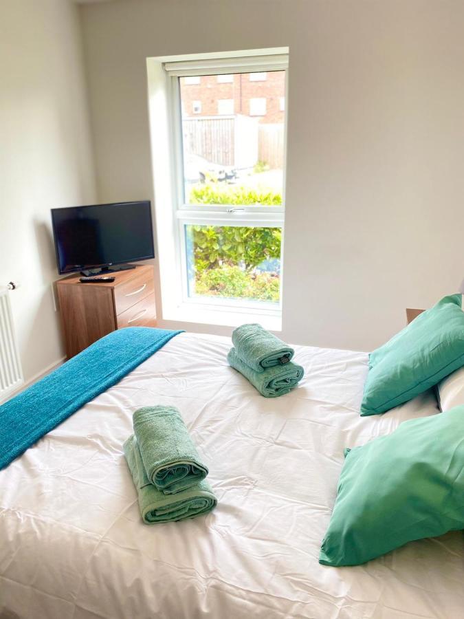 2 Double Beds Or 4 Singles, 2 Bathrooms, Free Parking, Smart Tv'S, Close To Gunwharf Quays, Beach & Historic Dockyard Portsmouth Buitenkant foto