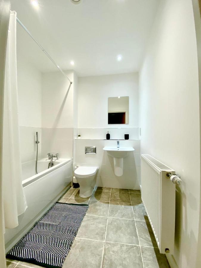 2 Double Beds Or 4 Singles, 2 Bathrooms, Free Parking, Smart Tv'S, Close To Gunwharf Quays, Beach & Historic Dockyard Portsmouth Buitenkant foto