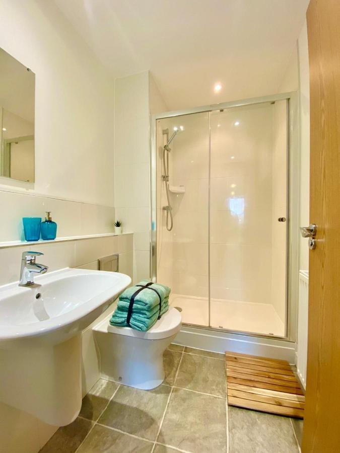 2 Double Beds Or 4 Singles, 2 Bathrooms, Free Parking, Smart Tv'S, Close To Gunwharf Quays, Beach & Historic Dockyard Portsmouth Buitenkant foto