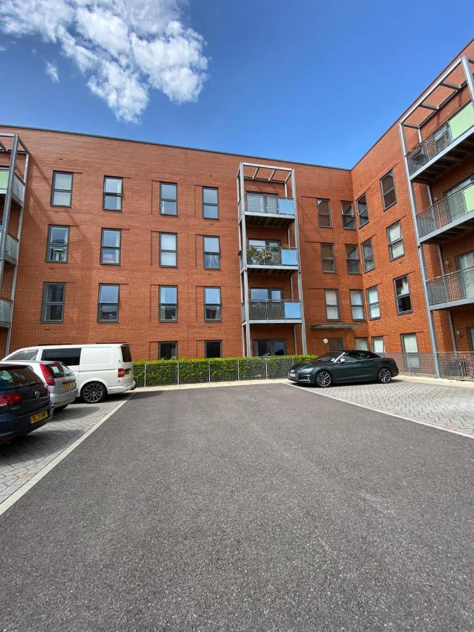 2 Double Beds Or 4 Singles, 2 Bathrooms, Free Parking, Smart Tv'S, Close To Gunwharf Quays, Beach & Historic Dockyard Portsmouth Buitenkant foto