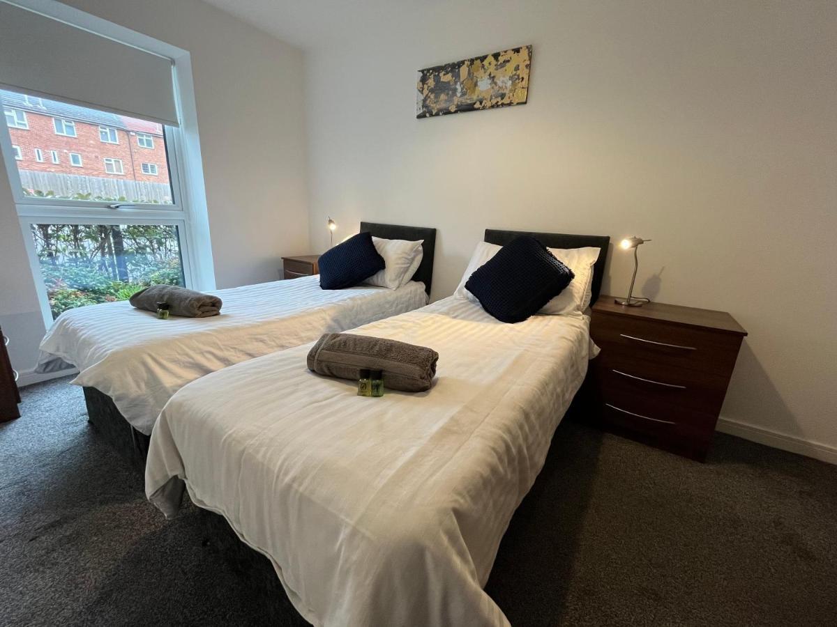 2 Double Beds Or 4 Singles, 2 Bathrooms, Free Parking, Smart Tv'S, Close To Gunwharf Quays, Beach & Historic Dockyard Portsmouth Buitenkant foto