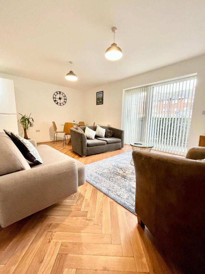 2 Double Beds Or 4 Singles, 2 Bathrooms, Free Parking, Smart Tv'S, Close To Gunwharf Quays, Beach & Historic Dockyard Portsmouth Buitenkant foto